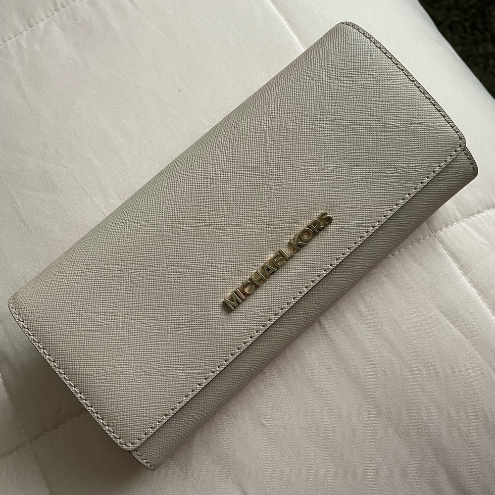 Michael Kors light pink wallet